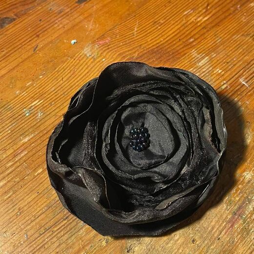 Černá malá růže sponka, brož Violaart