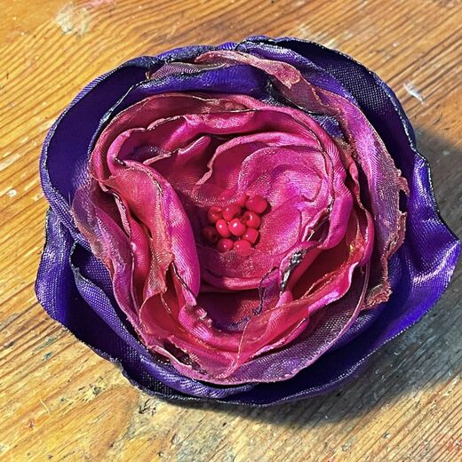 Cyklámenovofialová růže sponka, brož Violaart