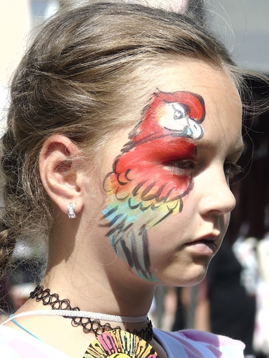 face paiting papoušek.jpg
