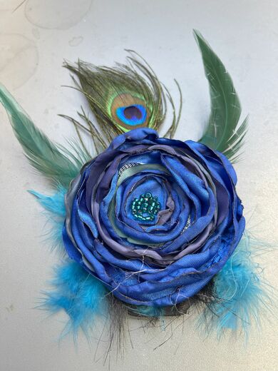 fascinator modre-pavi-pero.jpg