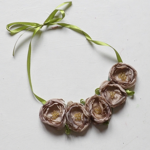 Béžovorůžové růžičky - náhrdelník