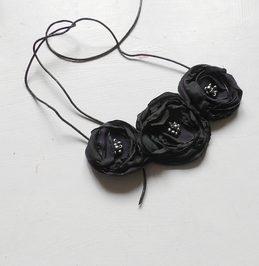 náhrdelník černé růžičky (2).jpg