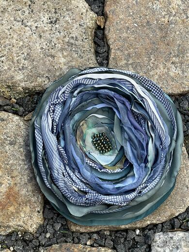 Růže bleděmodro kostkatá